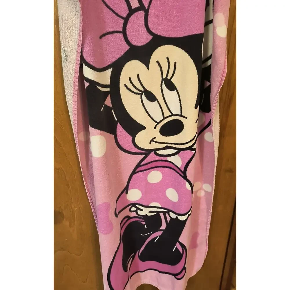 1543.  Pink Minnie Mouse Bath Towel Disney